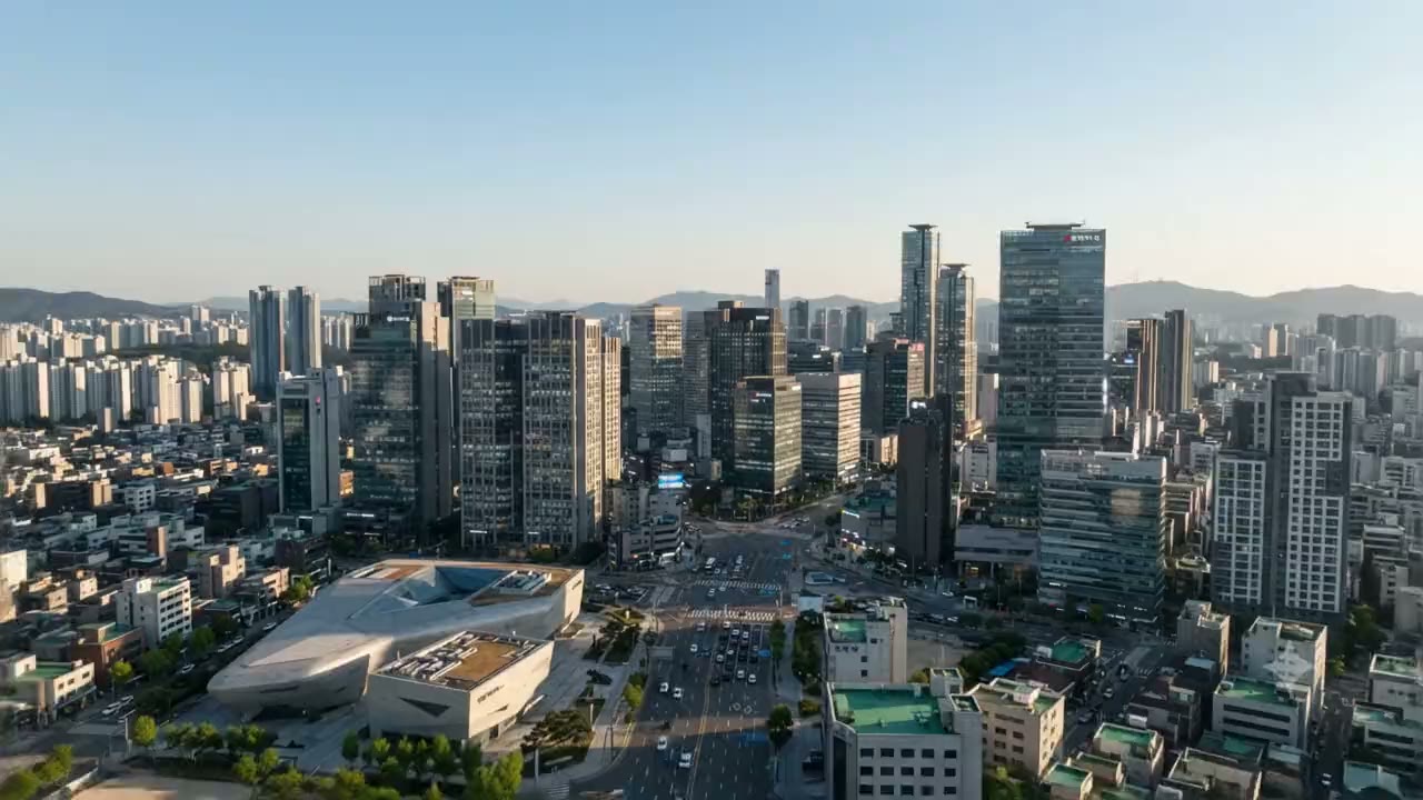 해 질 무렵 도심 스카이라인 항공 전경