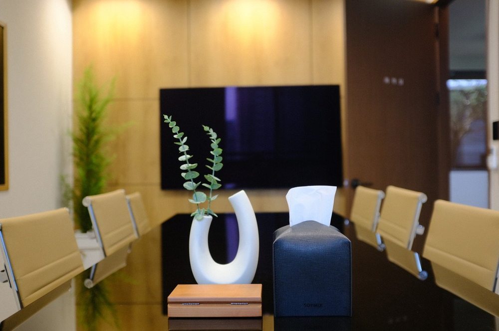 법무법인 도전 상담실 회의 테이블